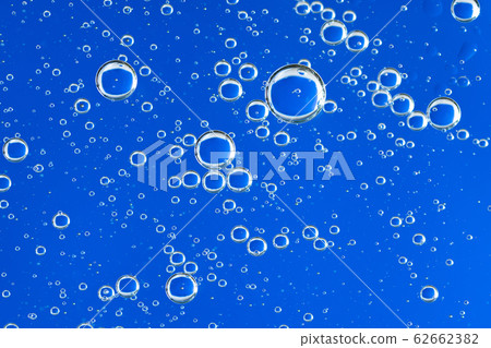Large beautiful Oxygen bubbles underwater  62662382