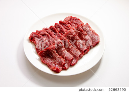 For domestic beef, peach and yakiniku (about 200g). (White plate, white background) 62662390
