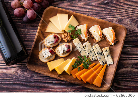 各種類型的奶酪和紅酒 各種類型的奶酪和紅酒 62663300