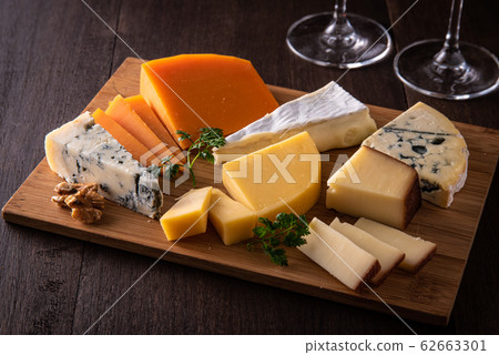 各種類型的奶酪和紅酒 62663301