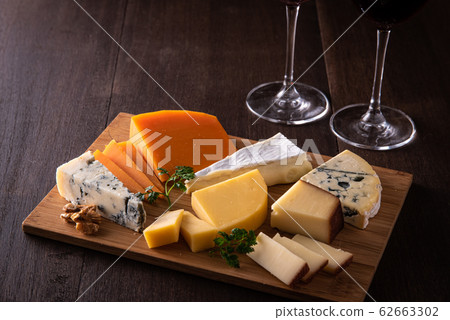 各種類型的奶酪和紅酒 62663302