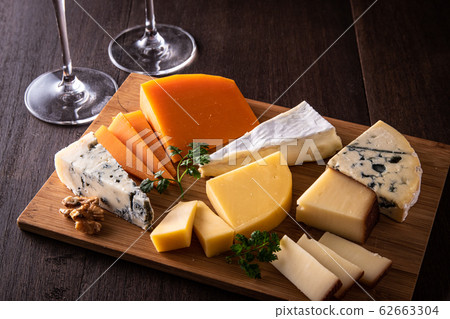 各種類型的奶酪和紅酒 62663304