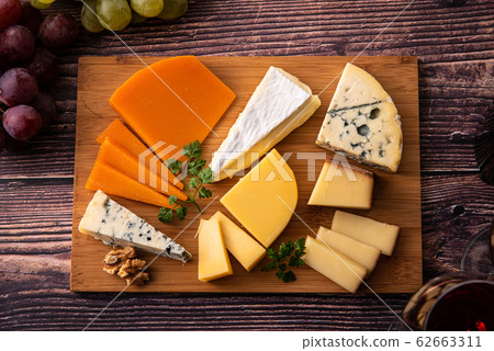 各種類型的奶酪和紅酒 62663311