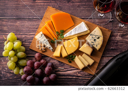 各種類型的奶酪和紅酒 各種類型的奶酪和紅酒 62663312