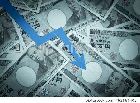 10,000日圓鈔票和向下的箭頭損失退休基金 62664402