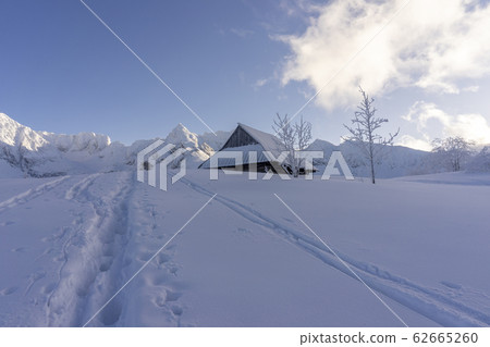 Great mountain peaks in the light of the setting 62665260
