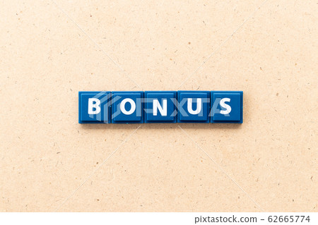 Tile letter in word bonus on wood background 62665774