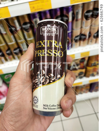 Coffee drinks in many flavours in aluminium cans. It comes in many brands. Some are mixed with cream as a seasoning. On display for sale on supermarket shelves. 62666749