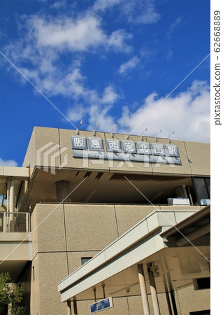 Hankyu Train / Nishinomiya Kitaguchi Station 62668889