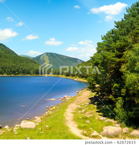 Picturesque lake, mountains and blue sky. 62672633