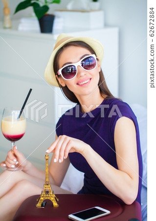 Beautiful girl sitting on the bed and goes on vacation 62672884