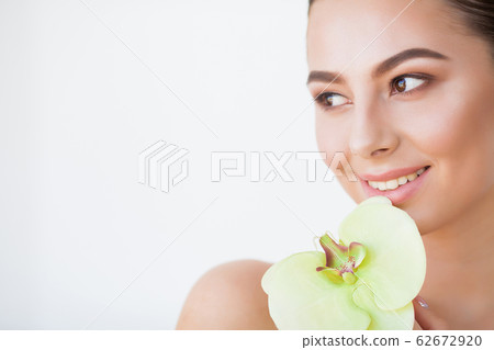 Beauty Woman Face With Healthy Skin And Green Plant Beauty Woman Face With Healthy Skin And Green Plant 62672920