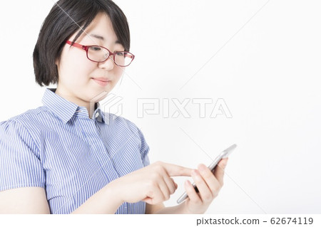 操作智能手機的女人 操作智能手機的女人 62674119