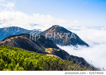 Hiuchiyama mountain climbing in autumn (Yakiyama view from Hiuchiyama) Hiuchiyama mountain climbing in autumn (Yakiyama view from Hiuchiyama) 62674688