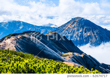 Hiuchiyama mountain climbing in autumn (Yakiyama view from Hiuchiyama) Hiuchiyama mountain climbing in autumn (Yakiyama view from Hiuchiyama) 62674717