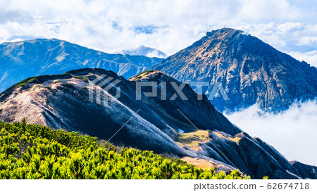 Hiuchiyama mountain climbing in autumn (Yakiyama view from Hiuchiyama) Hiuchiyama mountain climbing in autumn (Yakiyama view from Hiuchiyama) 62674718
