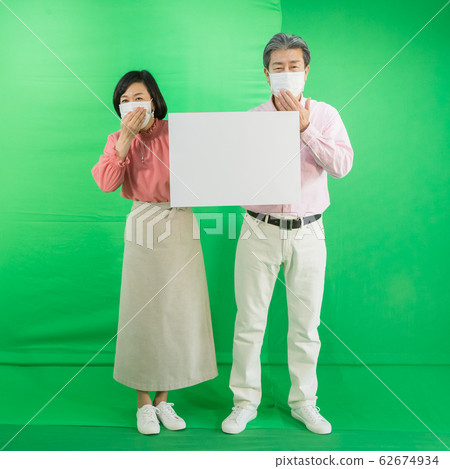 年長的夫婦呼籲預防與綠色背部留言板新型的電暈流感 62674934