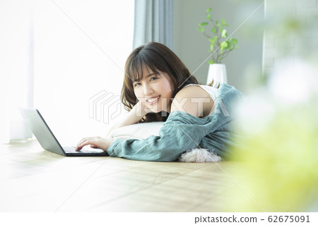Female laptop computer 62675091