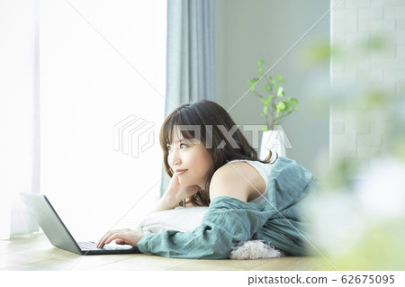 Female laptop computer 62675095