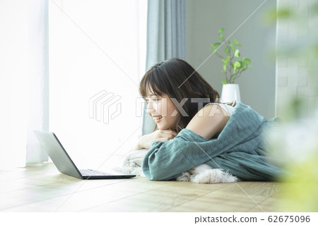 Female laptop computer 62675096