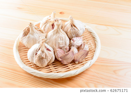 Garlic on the table 62675171