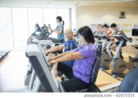 高級老人跑步機健身房康復 高級老人跑步機健身房康復 62675535