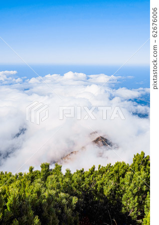 Hiuchiyama mountain climbing in autumn (View of the Sea of Japan from the summit of Hiuchiyama) Hiuchiyama mountain climbing in autumn (View of the Sea of Japan from the summit of Hiuchiyama) 62676006