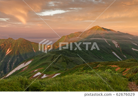 Morning glow clouds and the main peak of Iide mountain range 62676029