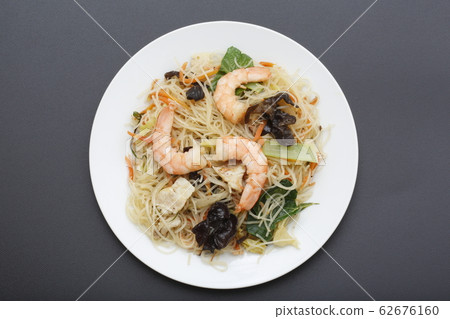 Grilled rice noodle 62676160