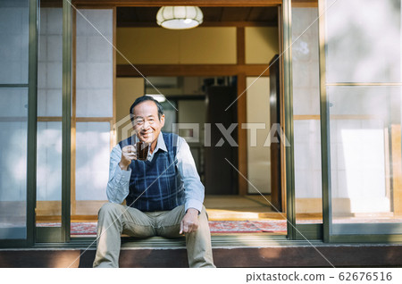 喝咖啡的老人 62676516