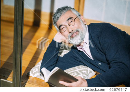 讀書的老人 讀書的老人 62676547