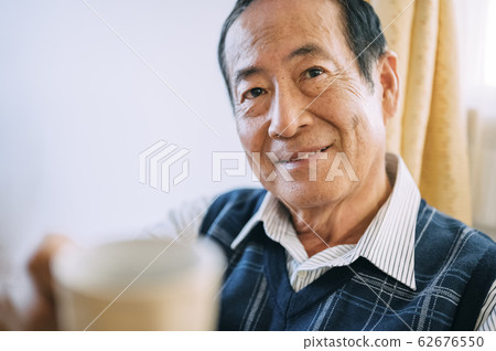 Senior men drinking coffee 62676550