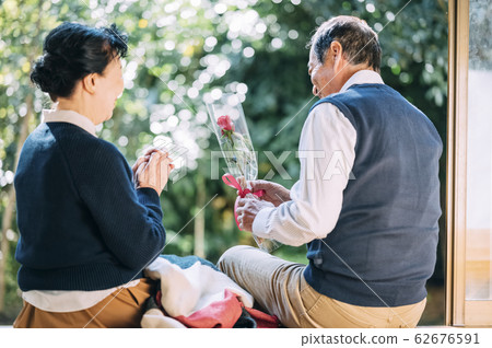年長的夫婦獻花 年長的夫婦獻花 62676591