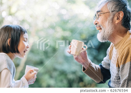 爺爺和孫子下午茶時間 62676594