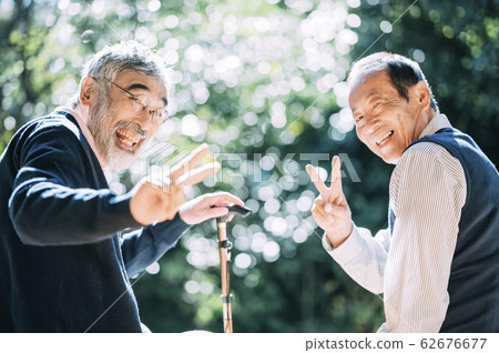 Senior man and his friend 62676677