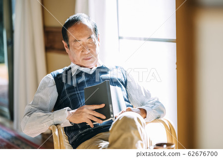 Senior man sleeping 62676700
