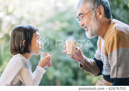 爺爺和孫子下午茶時間 62676702