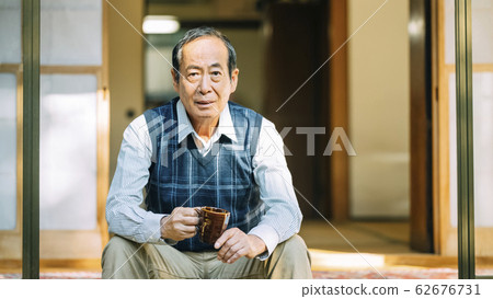 喝咖啡的老人 62676731