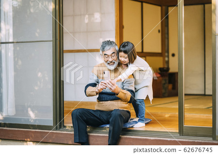 爺爺和孫子使用智能手機 爺爺和孫子使用智能手機 62676745