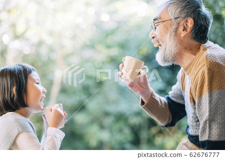 爺爺和孫子下午茶時間 62676777