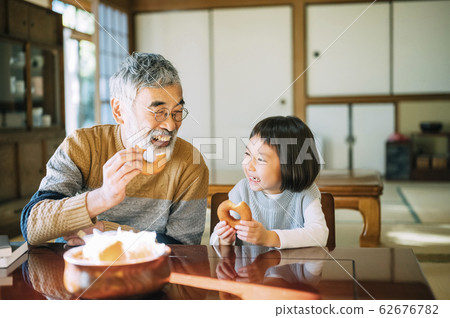 爺爺和孫子下午茶時間 62676782