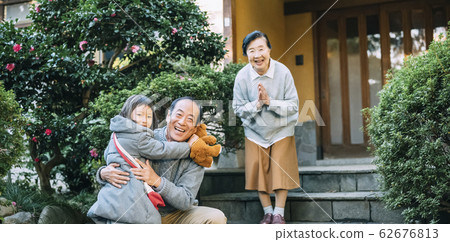 年長的夫婦問候孫子 62676813