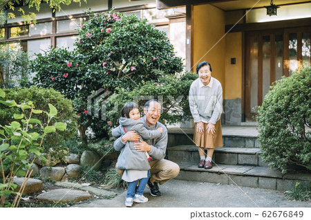 年長的夫婦問候孫子 62676849