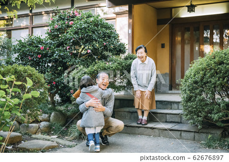 Senior couple greet grandchild Senior couple greet grandchild 62676897