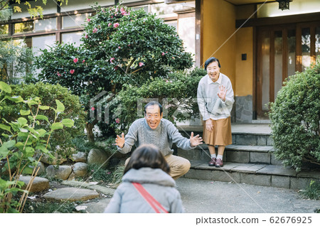 年長的夫婦問候孫子 62676925