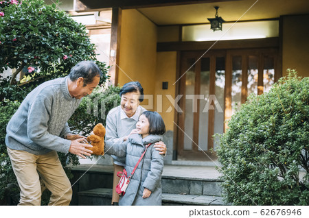 年長的夫婦問候孫子 年長的夫婦問候孫子 62676946