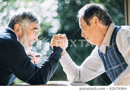 Senior man doing arm wrestling 62676964