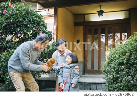 年長的夫婦問候孫子 62676968