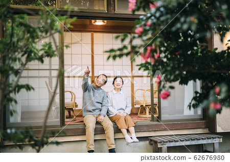 一對年長夫婦 一對年長夫婦 62676980