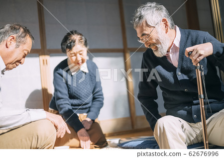 Senior man playing shogi 62676996